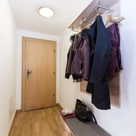 Chasa Praem, 스쿠올